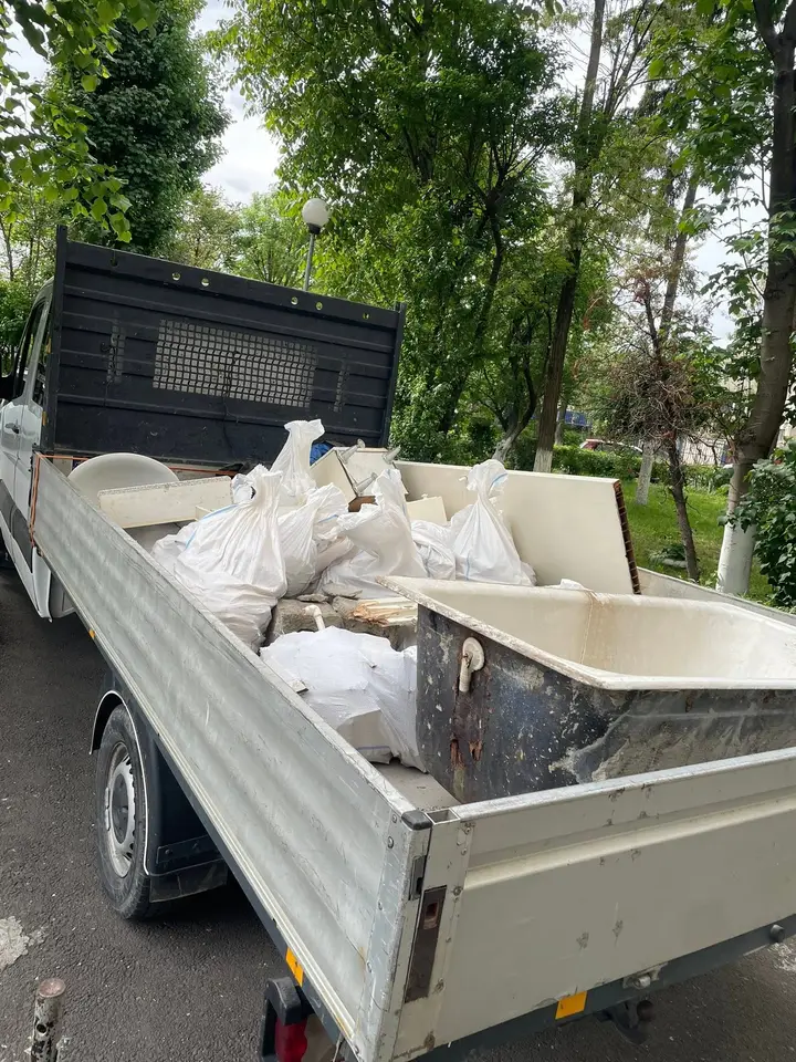 Saci și o cadă de fontă, gata de drum