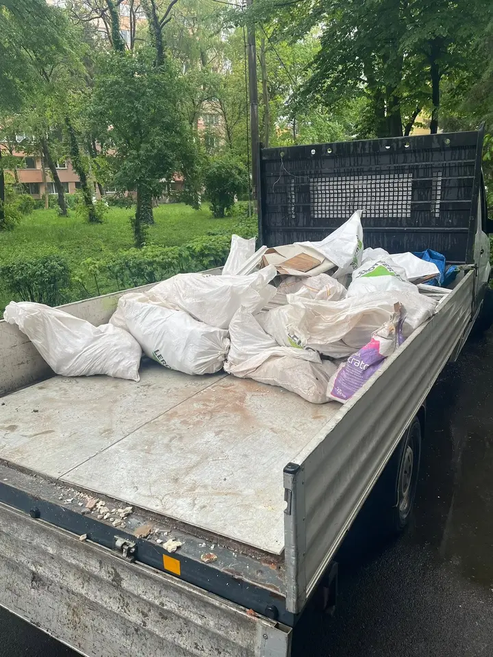 Saci cu moloz pe bena noastră
